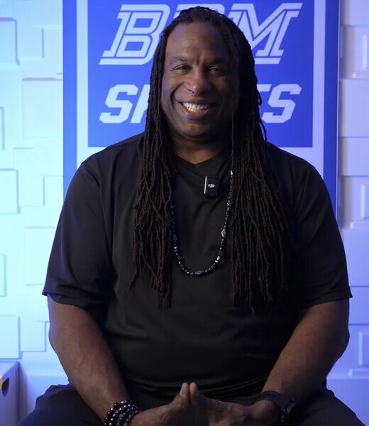 Georges Laraque au tournage du défi dans le studio de BPM Sports