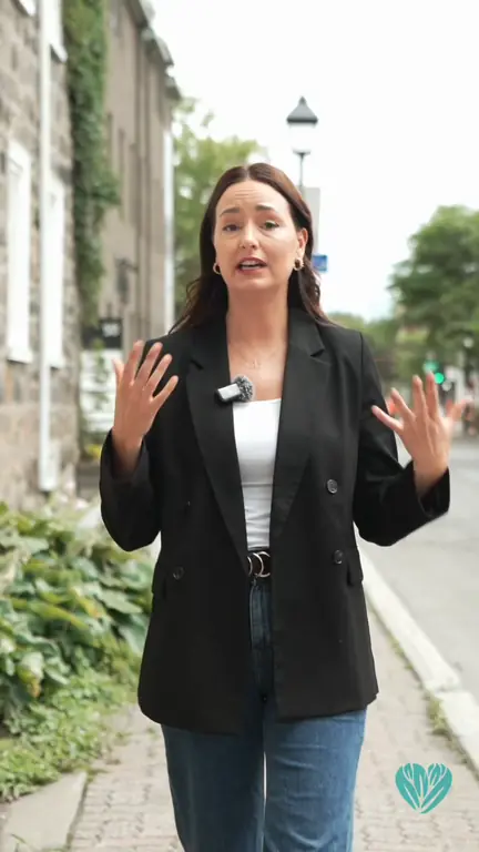 Laurence Gauvin, fondatrice de LauGau Nutrition, en tournage dans une rue du Vieux-Longueuil